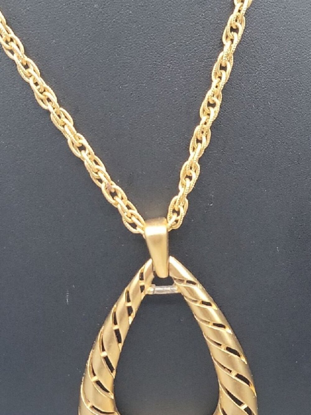 Vintage Crown Trifari Door Knocker Pendant Necklace 28"Gold Tone Large Teardrop - Picture 5 of 15